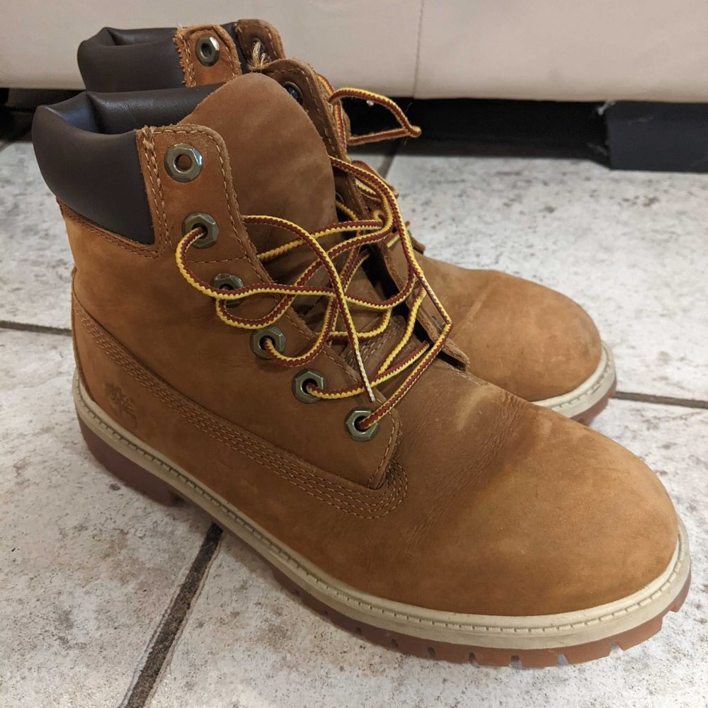 Brown leather Timberlands mid tops waterproof (Size 8 1/2)